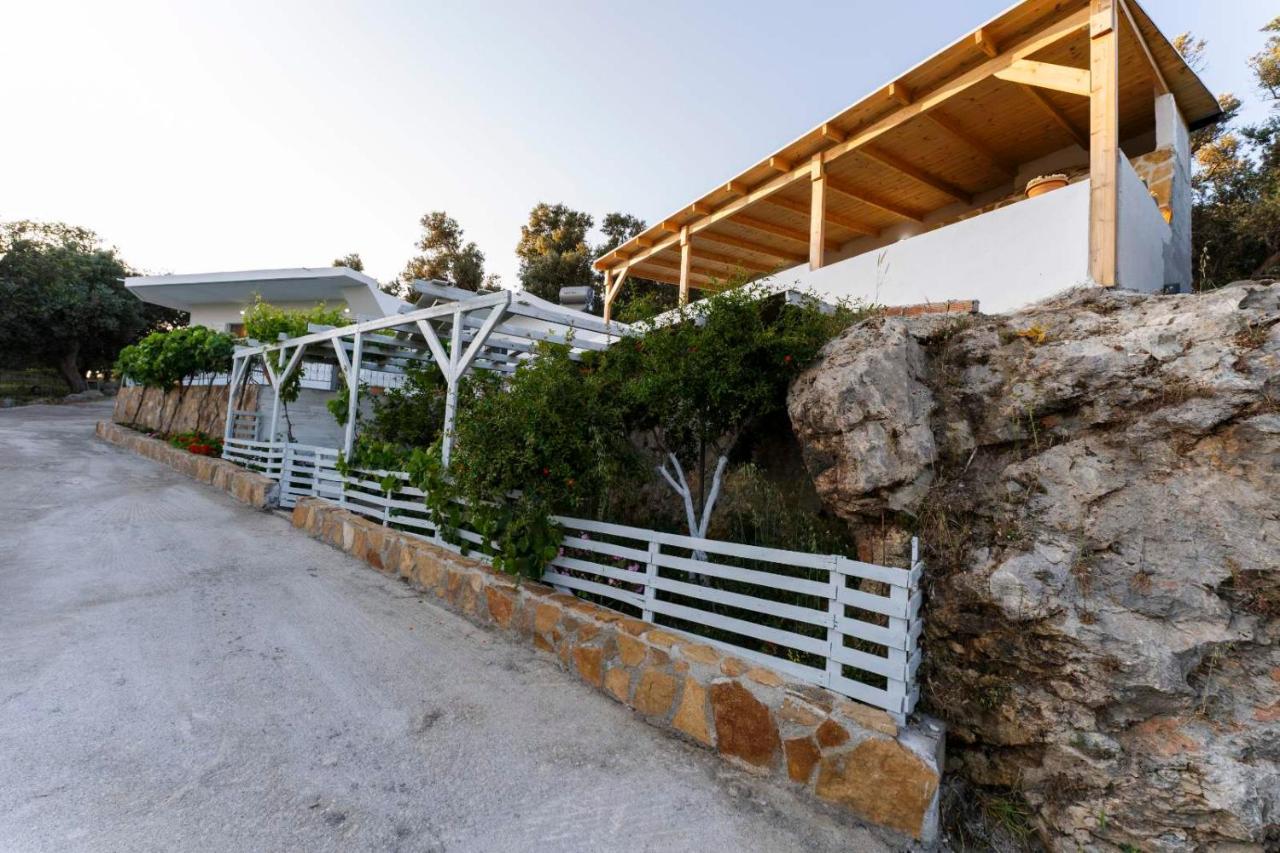 Mano's House Τριόπετρα